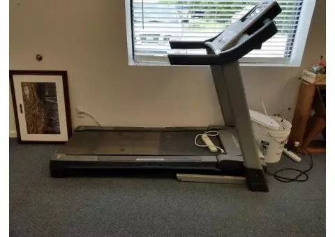 Treadmill with incline and stereo Aux Jack